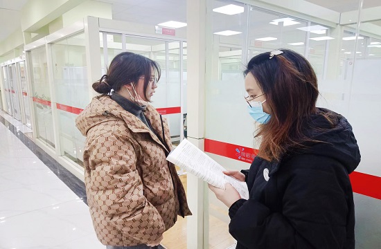 4.老师检查学生背诵照片.jpg